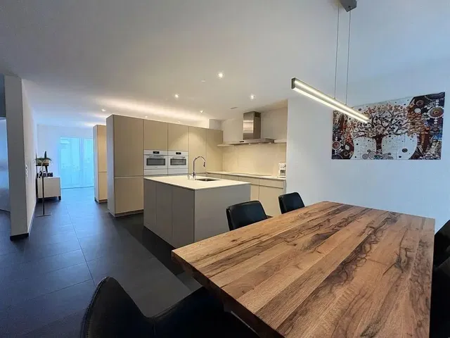 Küche; holzboden, fliesenboden, tageslicht, moderner stil