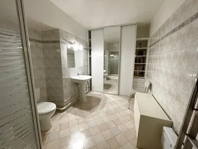 Bagno; pavimento in piastrelle, ristrutturato, luce naturale, stile moderno