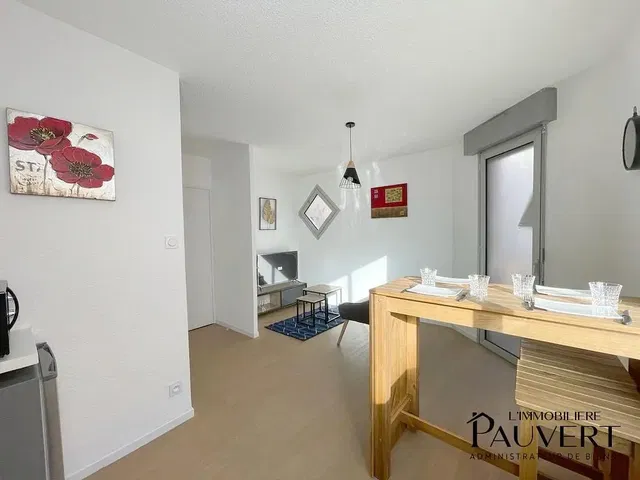 Obývačka; moderný štýl, prirodzené svetlo, drevená podlaha