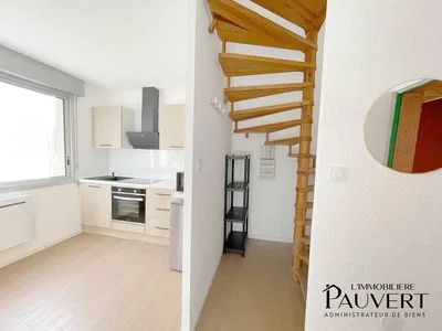 Kuchyně; dřevěná podlaha, přirozené světlo, moderní styl