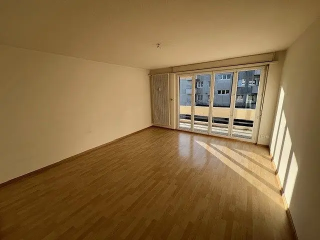 Salon; światło dzienne, podłoga drewniana