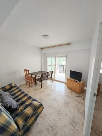 Woonkamer; tegelvloer, natuurlijk licht, uitzicht