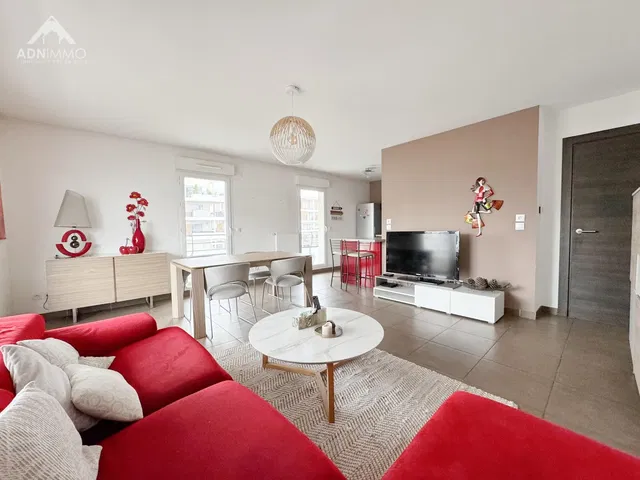 Wohnzimmer; fliesenboden, tageslicht, moderner stil
