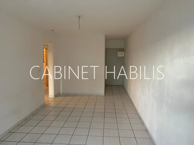 Otro; suelo de baldosas, necesita renovación