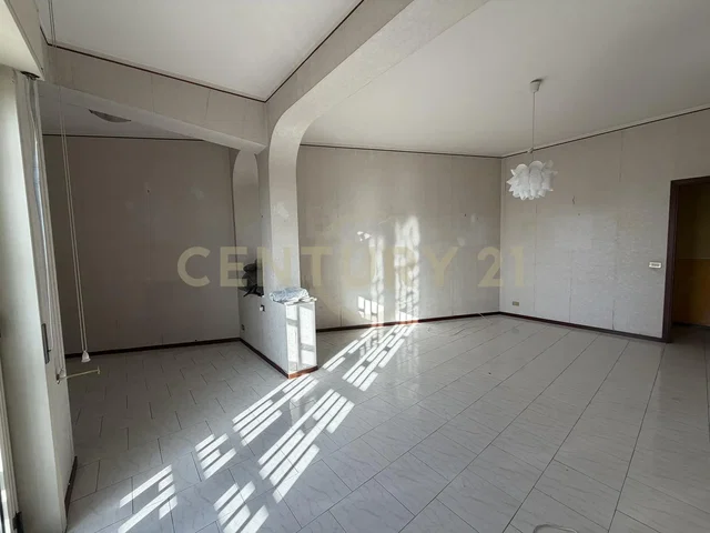 Sala de estar; chão de azulejo, luz natural