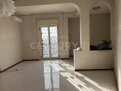 غرفة معيشة; أرضية من البلاط, ضوء طبيعي, يحتاج إلى تجديد, إطلالة