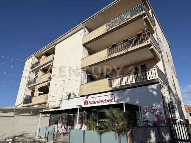 Casa e arredores; comercial