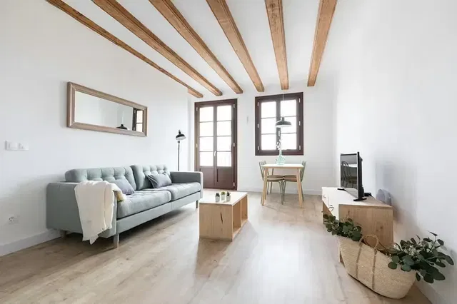 Woonkamer; houten balken, natuurlijk licht, moderne stijl