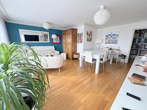 Wohnzimmer; tageslicht, holzboden, moderner stil