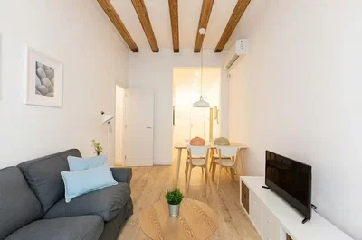Wohnzimmer; holzbalken, holzboden, tageslicht, moderner stil