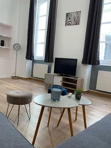 Wohnzimmer; tageslicht, holzboden, moderner stil