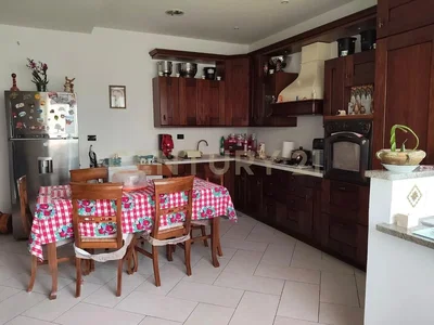 Кухиња; кухињски апарати, плочице, природно светло, модерни стил