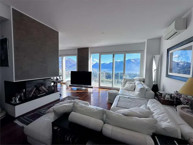 Wohnzimmer; blick, kamin, holzboden, tageslicht