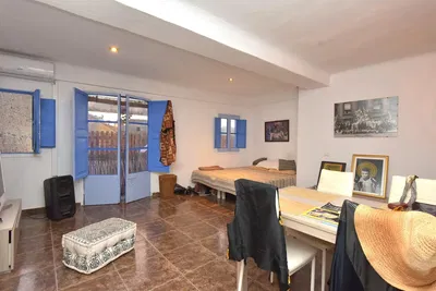 Yatak odası; fayans zemin, doğal ışık, modern stil