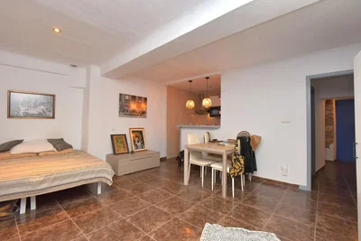 Oturma odası; fayans zemin, doğal ışık