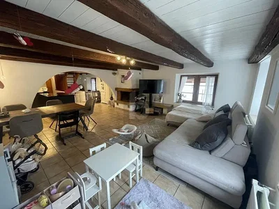 Wohnzimmer; holzbalken, tageslicht, moderner stil
