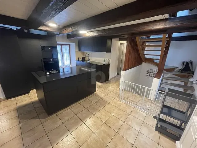 Kuchnia; sprzęt kuchenny, podłoga z płytek, belki drewniane