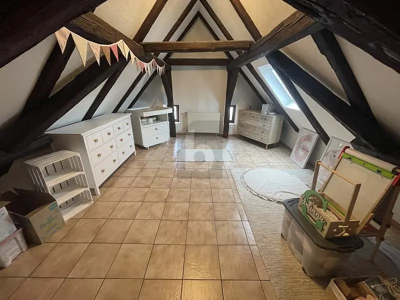 Kinderzimmer; fliesenboden, holzbalken, hohe decken