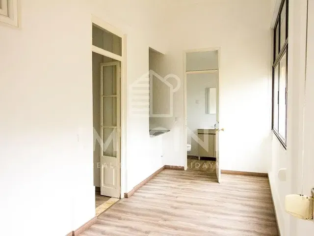 Salle de bain; lumière naturelle, parquet