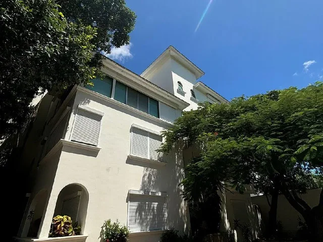Maison et environs; lumière naturelle