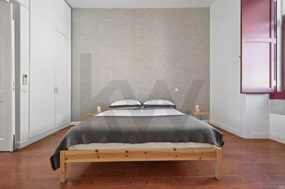 Ložnice; dřevěná podlaha, přirozené světlo