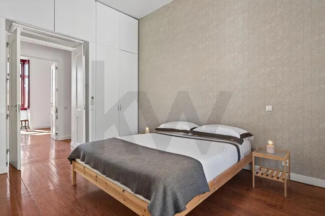 Camera da letto; pavimento in legno, luce naturale