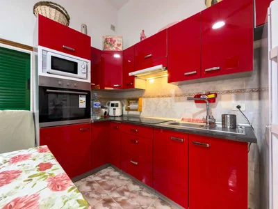 Keuken; keukenapparatuur, tegelvloer, gerenoveerd, natuurlijk licht, moderne stijl