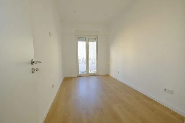 Quarto; chão de madeira, luz natural