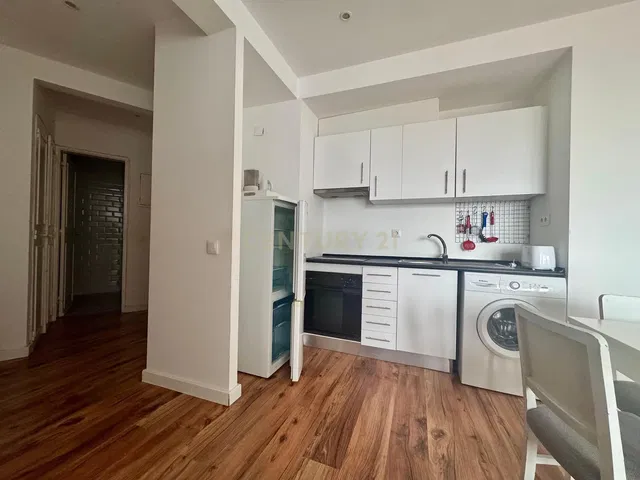 Cozinha; eletrodomésticos, chão de madeira, luz natural