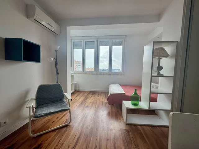 Quarto; vista, luz natural