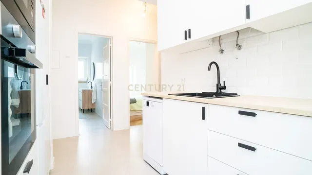 Cozinha; eletrodomésticos, chão de azulejo, luz natural, estilo moderno, renovado