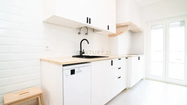 Cozinha; eletrodomésticos, luz natural, estilo moderno, chão de azulejo