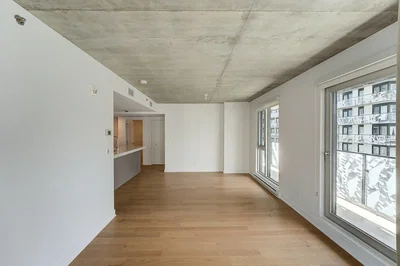 Woonkamer; uitzicht, houten vloer, natuurlijk licht