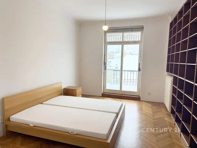 Camera da letto; pavimento in legno, luce naturale