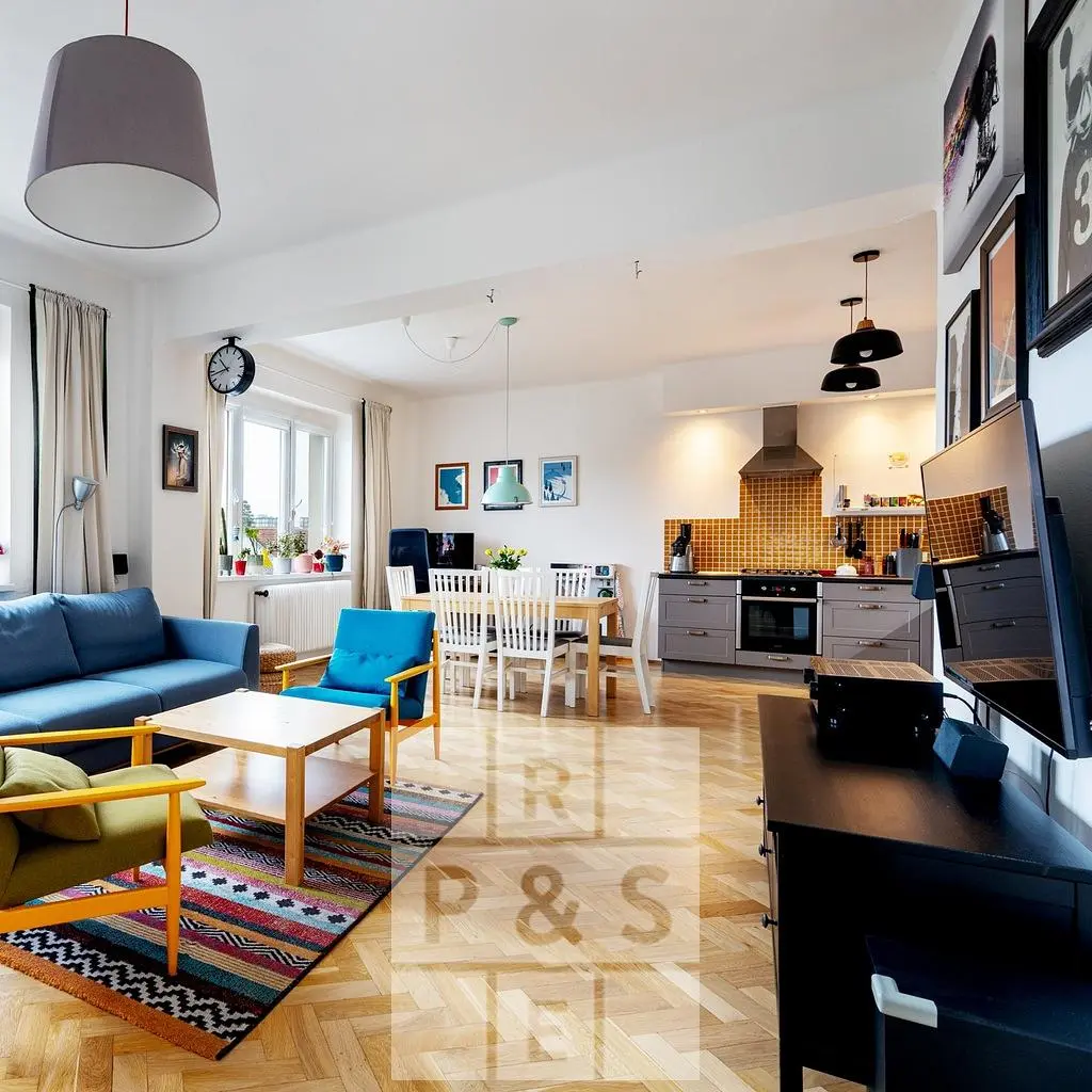 Dnevna soba; prirodno svjetlo, moderni stil, drveni pod