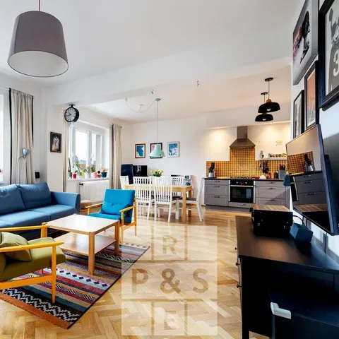 Living room; natural light, modern style, wood floor