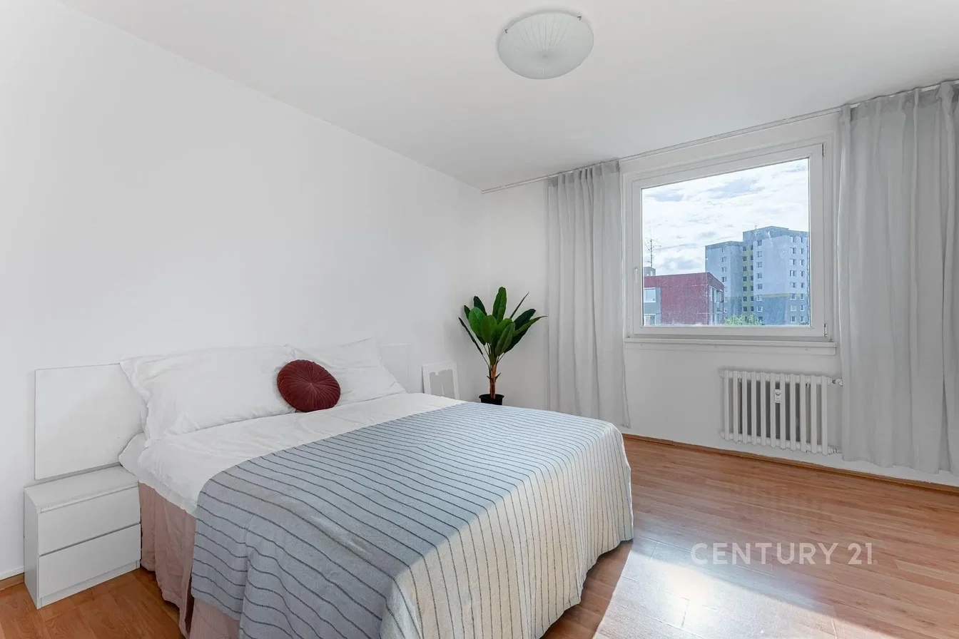 Schlafzimmer; tageslicht, holzboden