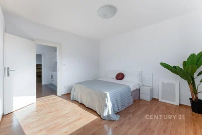 Schlafzimmer; holzboden, tageslicht, moderner stil