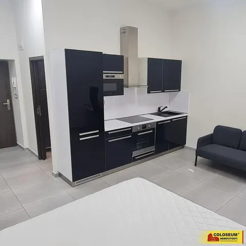 Kuhinja; kućanski aparati, pločice, moderan stil, prirodna svjetlost