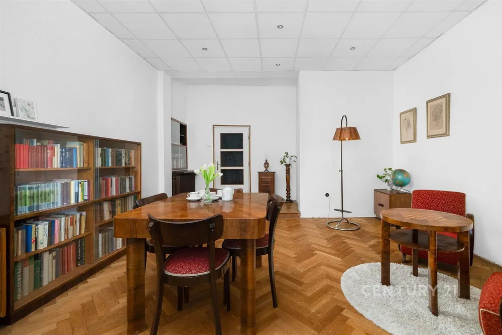 Obývací pokoj; dřevěná podlaha, přirozené světlo, rustikální styl