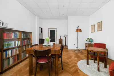 Obývací pokoj; dřevěná podlaha, přirozené světlo, rustikální styl