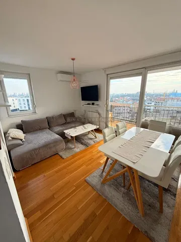 Σαλόνι; θέα, ξύλινο πάτωμα, φυσικό φως