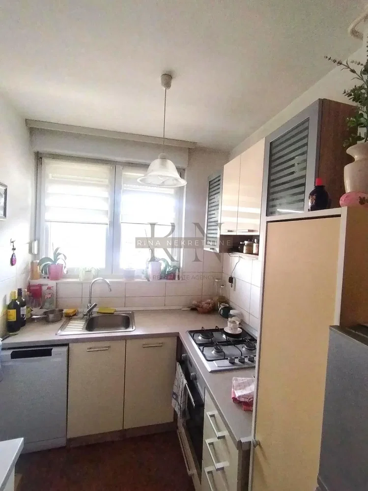Kuchyně; kuchyňské spotřebiče, přirozené světlo, moderní styl