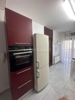 Kuhinja; kućanski aparati, pločice, prirodna svjetlost