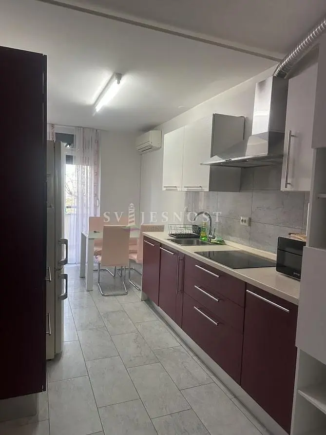 Kuhinja; kućanski aparati, pločice, prirodna svjetlost
