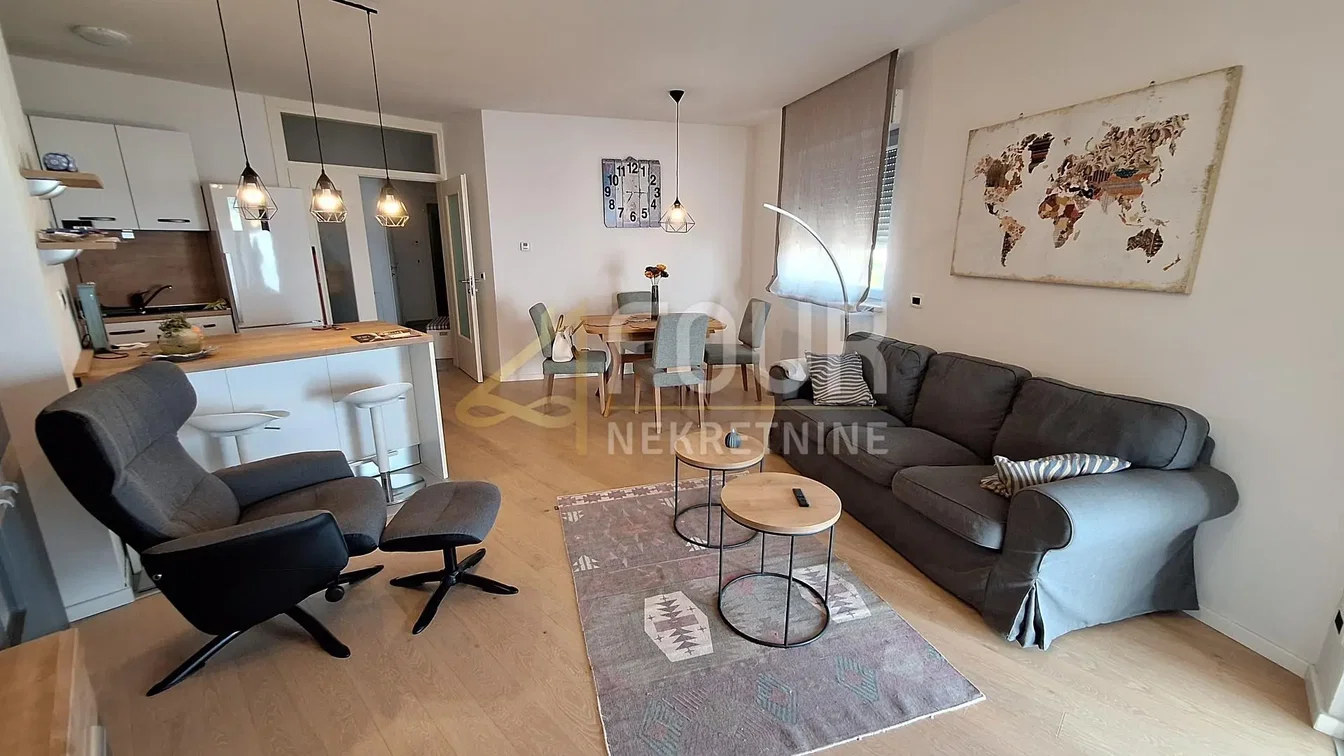 Dnevni boravak; pogled, moderan stil, prirodna svjetlost, drveni pod