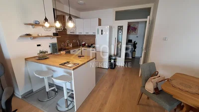 Kuhinja; kućanski aparati, drveni pod, moderan stil, prirodna svjetlost