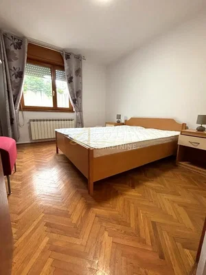 Spavaća soba; drveni pod, prirodna svjetlost, moderan stil