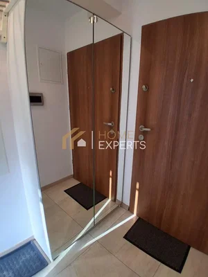 Garderoba; pločice, prirodna svjetlost