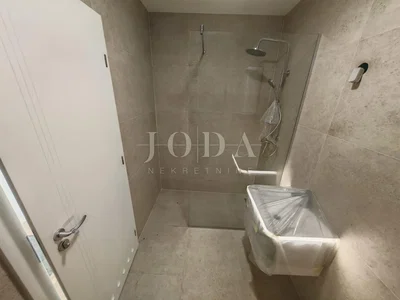 Badezimmer; fliesenboden, renoviert, tageslicht